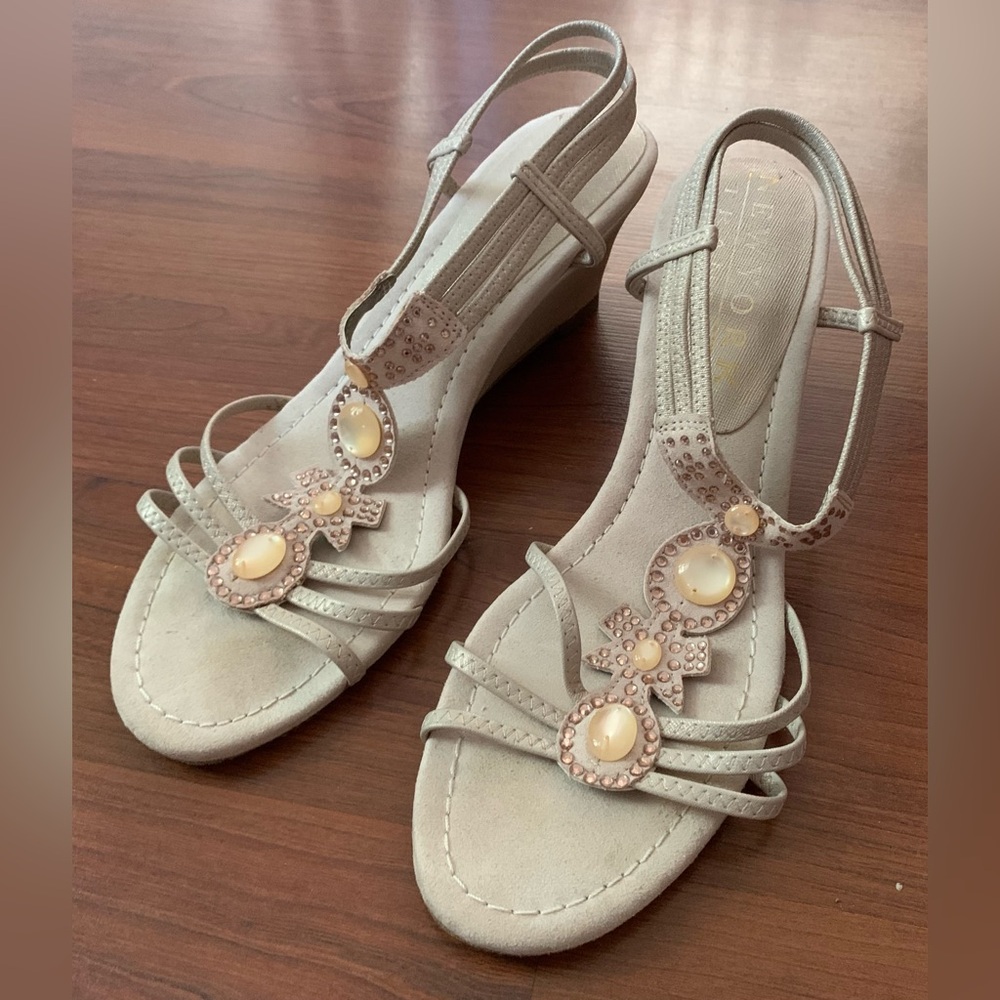NEW YORK TRANSIT Women’s Suede Wedge Sandals Cream Size 9.5M